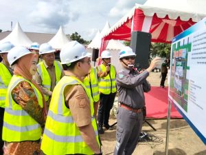 ket. Foto : Bupati Mamuju Tengah Arsal Aras saat melihat desain Pembangunan RSUD dilokasi, (Ist) 